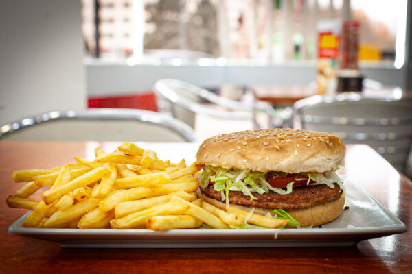 MENÚ HAMBURGUESA + PATATAS + BEBIDA - Imagen 2