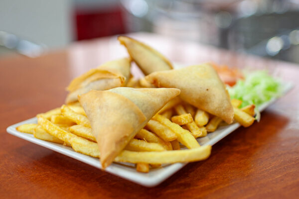 MENÚ SAMOSA VERDURAS O POLLO + PATATAS + BEBIDA