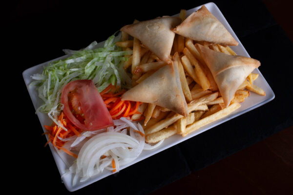 MENÚ SAMOSA VERDURAS O POLLO + PATATAS + BEBIDA - Imagen 2